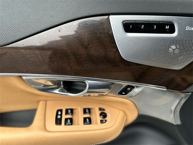 2017 Volvo XC90 T6 Momentum