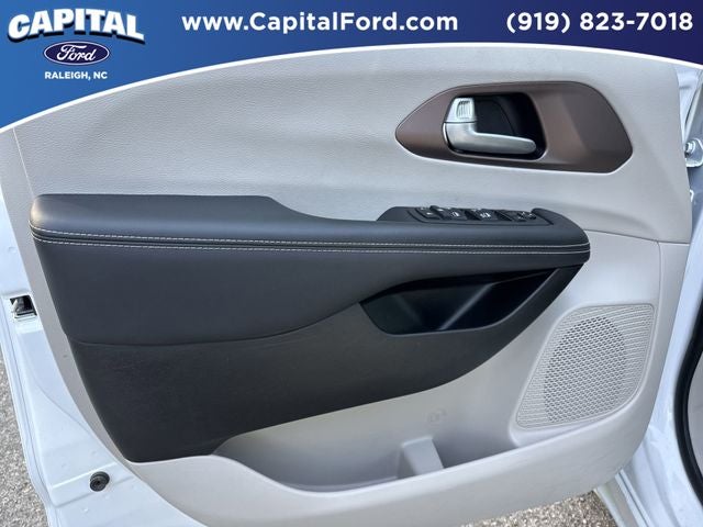 2024 Chrysler Voyager LX