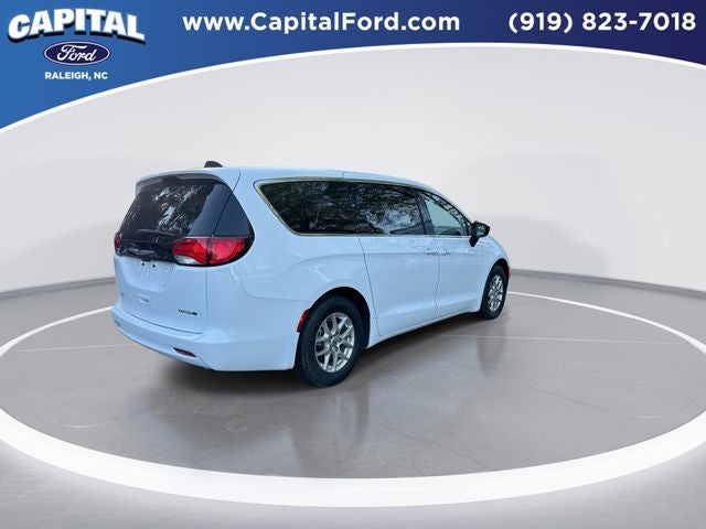 2024 Chrysler Voyager LX