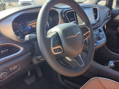 2025 Chrysler Pacifica Hybrid Pinnacle