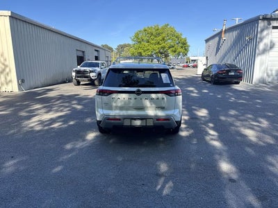 2023 Nissan Pathfinder Platinum