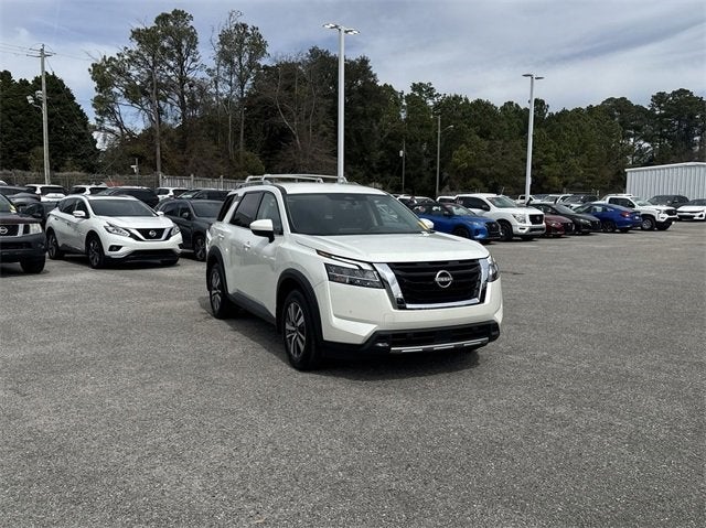 2024 Nissan Pathfinder SL