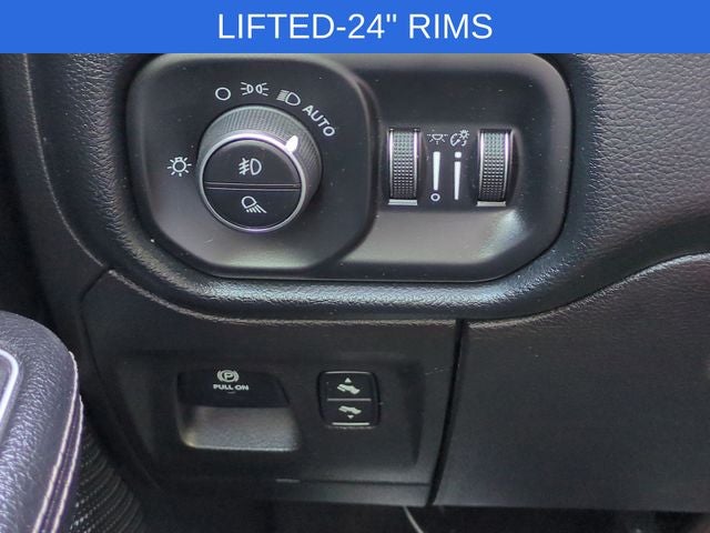 2020 RAM 1500 Laramie Crew Cab 4x4 5'7' Box